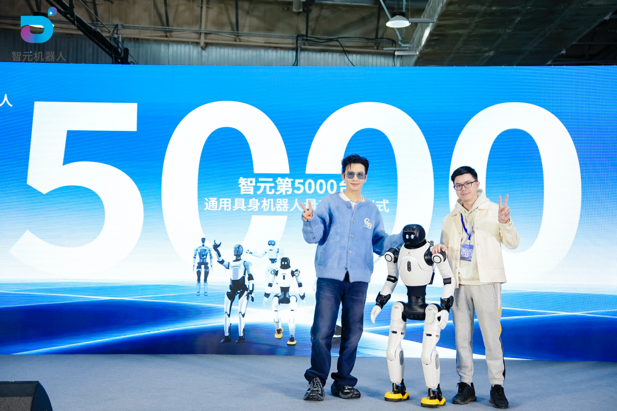 风暴娱乐第5000台通用具身机器人量产下线，灵犀X2交付黄晓明工作室